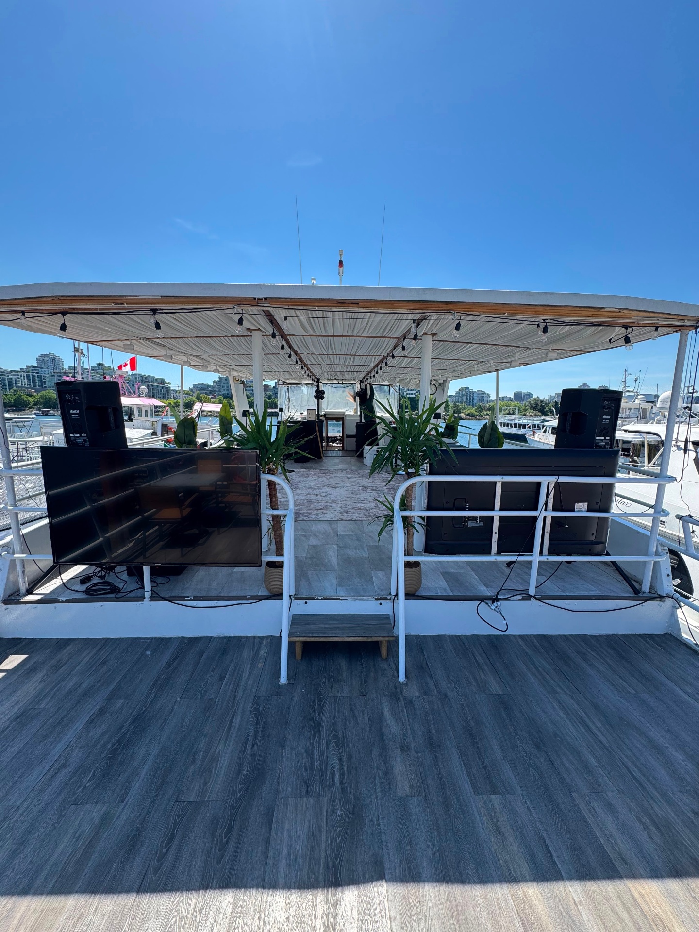 Cheer Vancouver yacht rental — 90 ft luxury charter photo 6