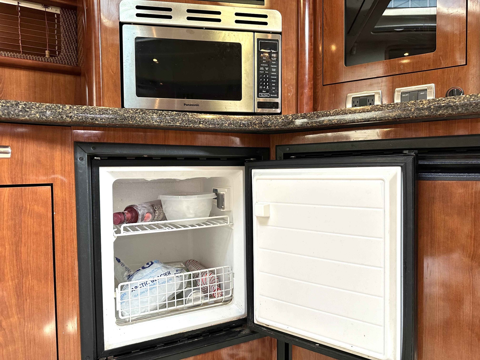 Spade Vancouver yacht rental — 48 ft luxury charter photo 9